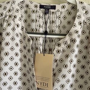 New With Tags - NYDJ Women's Pintuck Blouse Graphic Print Lamar Geo (Size XL)